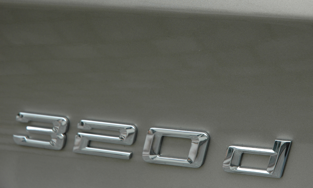 BMW 320d: Schriftzug auf der Kofferraumklappe. 