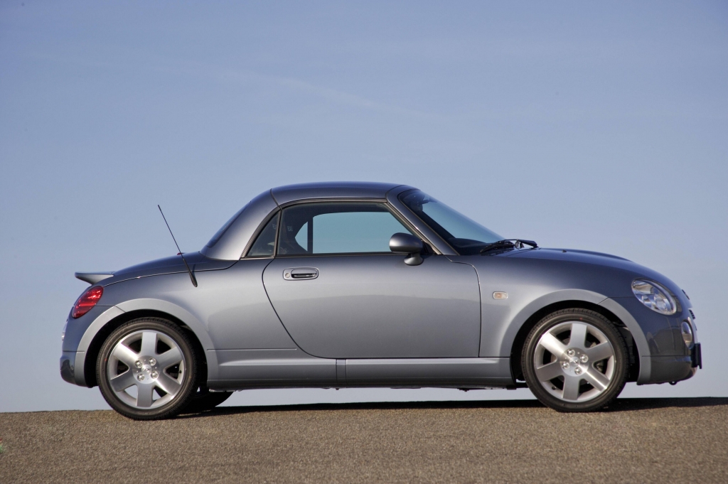 Daihatsu bietet seinen Copen als Coupé oder Cabrio an. 