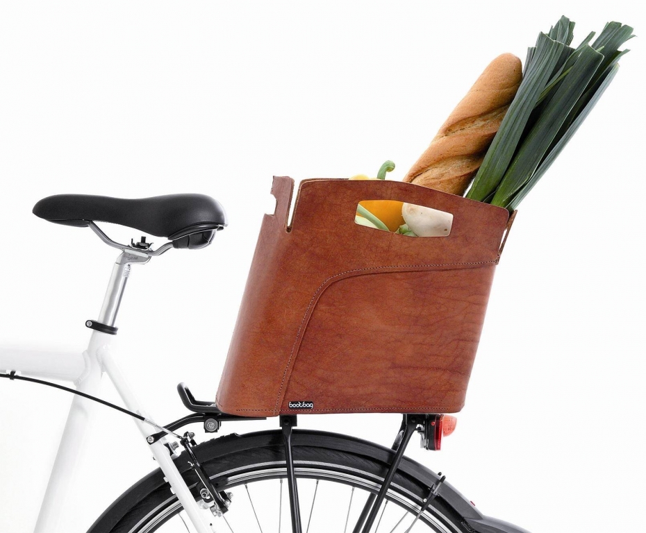 Der Bootbag ist nicht nur attraktiver als herkömmliche Fahrradkörbe, sondern auch praktischer. Am Schultergut lässt er sich einfach mitnehmen.