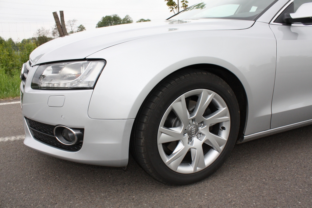 Der knappe Überhang – Differenzial und Vorderachse wurden beim A5 aus fahrdynamischen Gründen weiter nach vorn gerückt – steht der Gesamterscheinung dieses Autos gut.