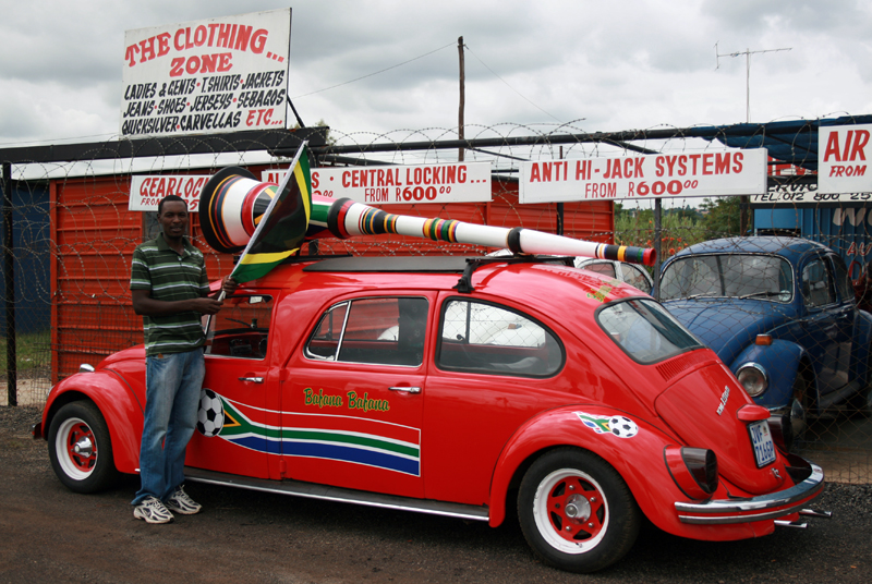 Der zweite WM-Beetle mit übergroßer Vuvuzela, Foto von: mediaclubsouthafrica.com