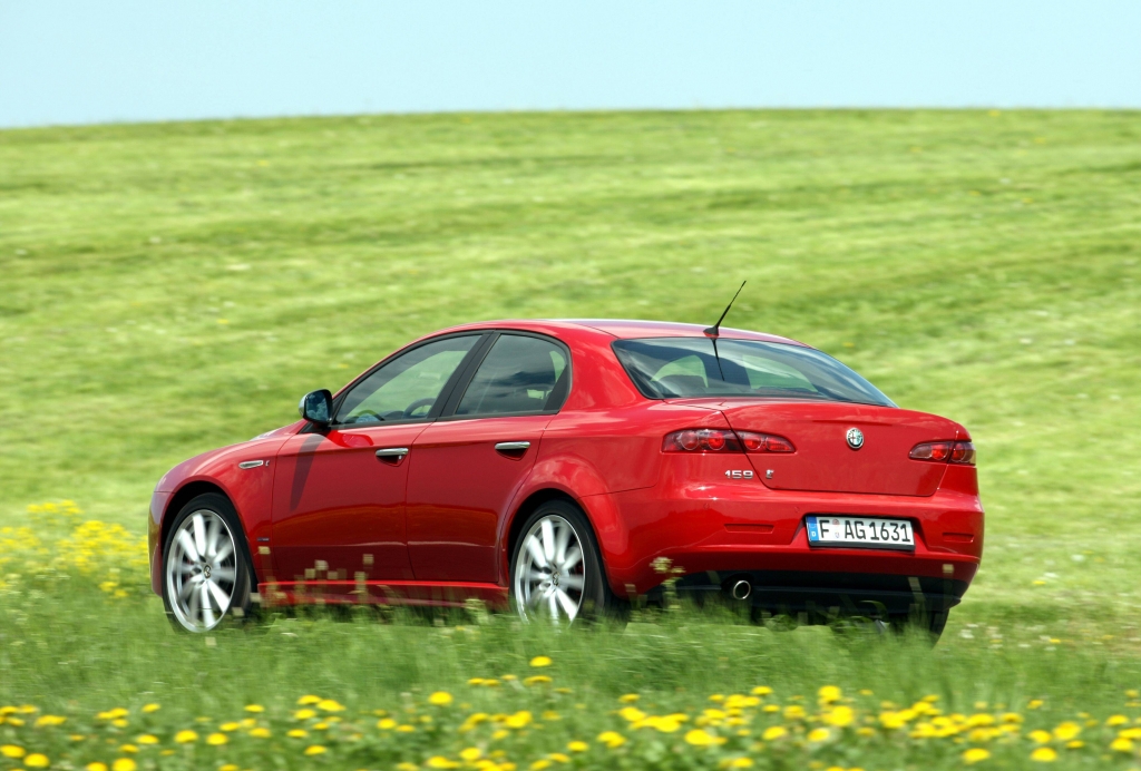 Die Karosserie des viertürigen Alfa 159 ist hramonisch gestaltet. 
