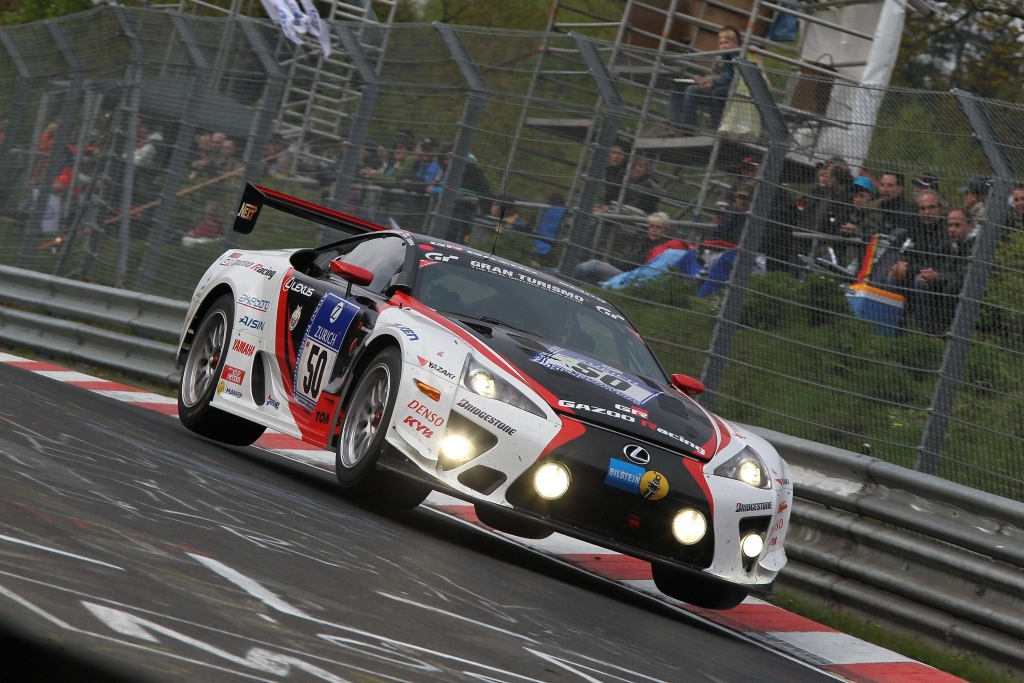 Die am Nürburgring eingesetzten LFA Rennwagen unterscheiden sich nur in wenigen Bereichen vom tatsächlichen Serienprodukt.