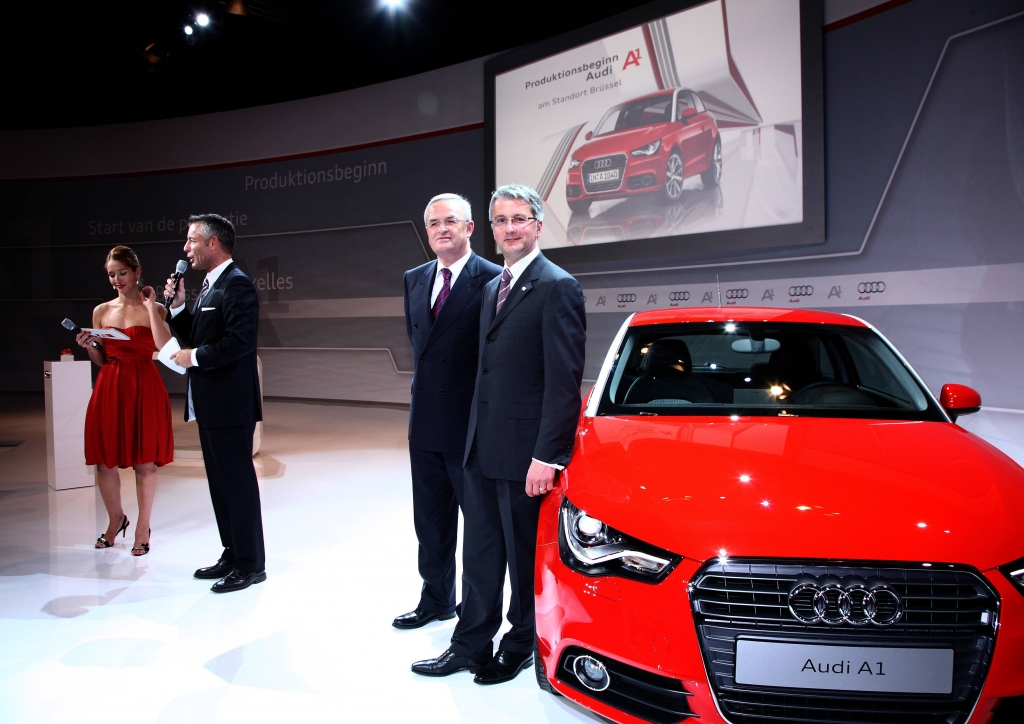 Festakt zum Produktionsstart des Audi A1. Konzernchef Martin Winterkorn (2.v.r.) und Audi-Chef Rupert Stadler (r.) während der Pressekonferenz in Brüssel. 