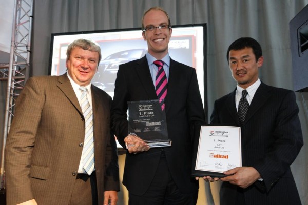 Florian Büngener von ABT Spotsline (Mitte) nahm die Ehrungen am Bodensee entgegen. Mit dabei: Wolfgang Berghofer (l.), Geschäftsführer B+M Marketing, sowie der Präsident von Yokohama Deutschland, Shinichi Takimoto. 