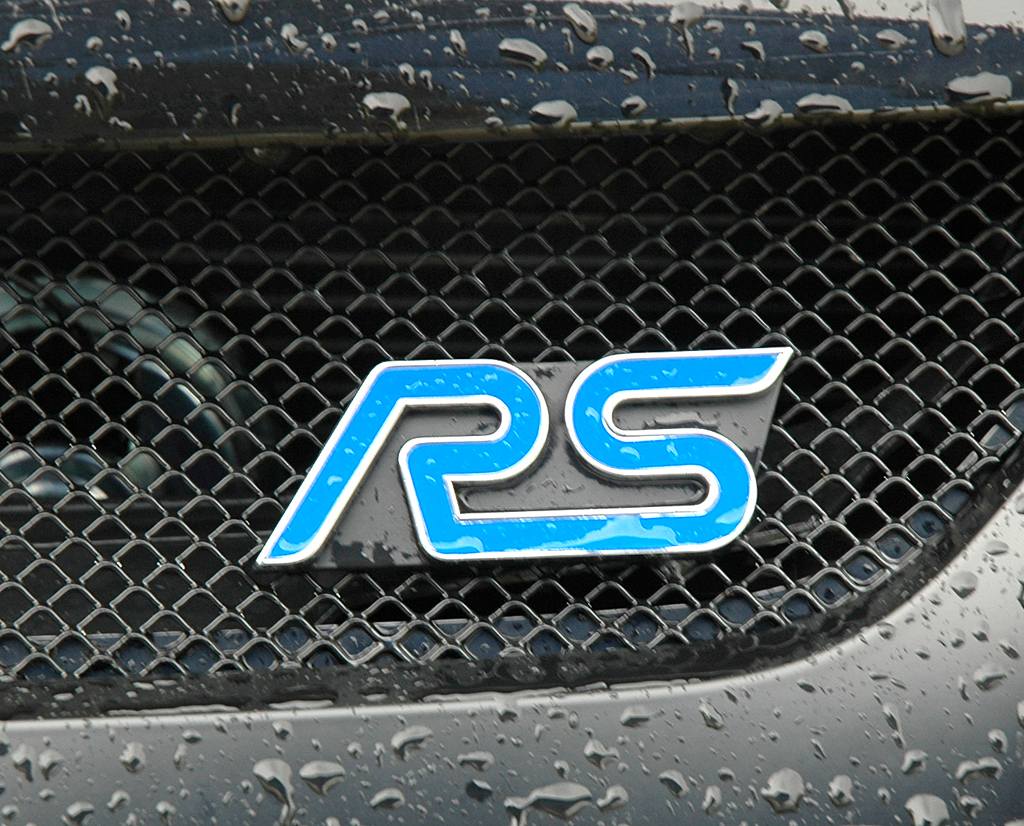 Ford aktuell: Blick auf den Focus-RS-500-Frontgrill mit Schriftzug. 