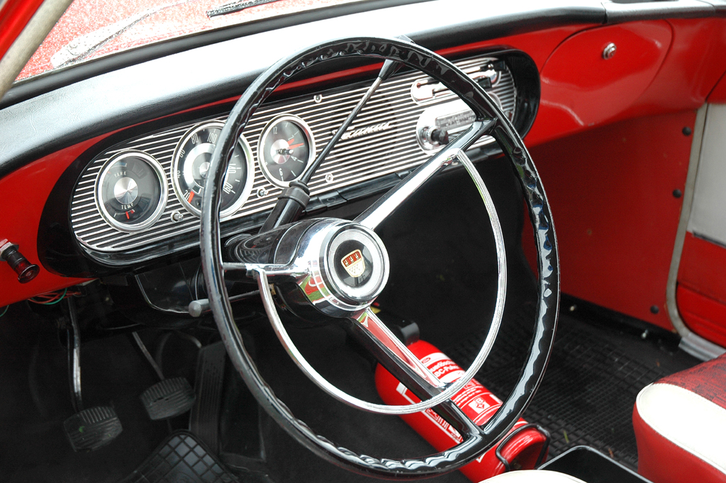 Ford aktuell: Blick ins Cockpit des Taunus 17M. 