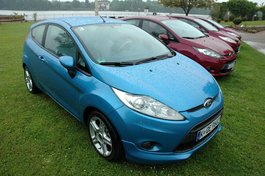 Ford aktuell: Fiesta-Parade bei der Frühjahrsroadshow im regnerischen Eltville.