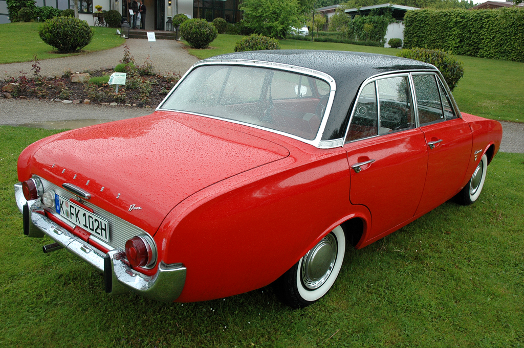 Ford aktuell: So sah der Taunus 17M von hinten und von der Seite aus. 
