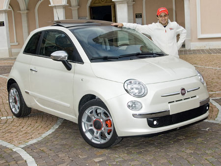 Formel 1-Stars und ihre Autos. Heute: Felipe Massa. Massa bei der Übergabe eines Fiat 500 an ihn.
