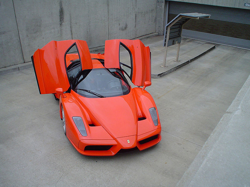 Formel 1-Stars und ihre Autos. Heute: Kimi Räikkönen. Räikkönen`s Ferrari Enzo Ferrari - ein Auto, um das ihn sicher jeder Autoliebhaber beneidet.