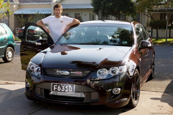 Formel 1-Stars und ihre Autos. Heute: Mark Webber. Fremdgänger Webber letztes Jahr mit seinem Mietwagen während des Grand Prix in Melbourne: einem Ford Performance Vehicle.