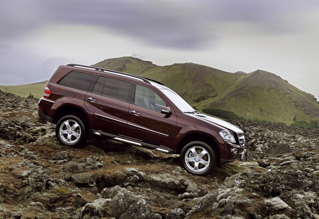 Formel 1-Stars und ihre Autos. Heute: Michael Schuhmacher. Bergsteigen in den Schweizer Alpen mit dem Mercedes GL450 CDI.