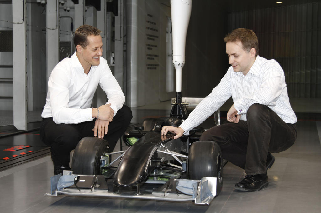 Formel 1-Stars und ihre Autos. Heute: Michael Schuhmacher. Schumi und sein Miniatur-Formel 1 Wagen.