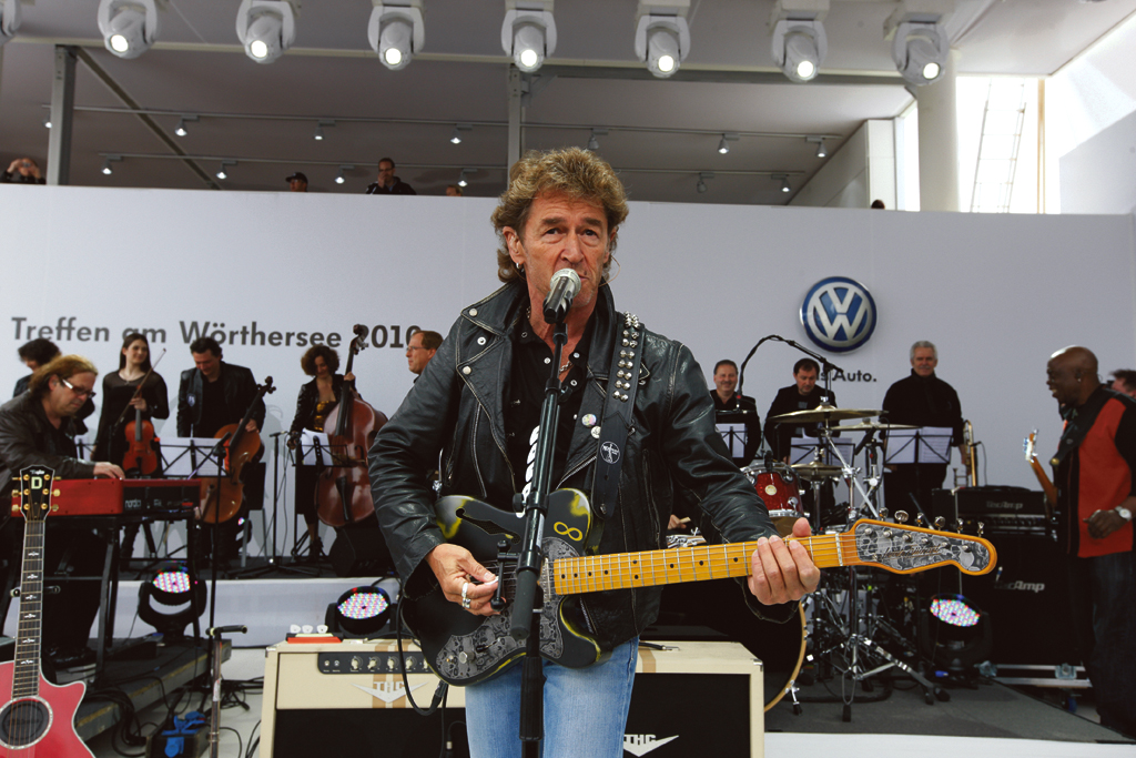 GTI-Treffen am Wörthersee 2010: Altrocker Peter Maffay beim Auftritt am VW-Stand. 