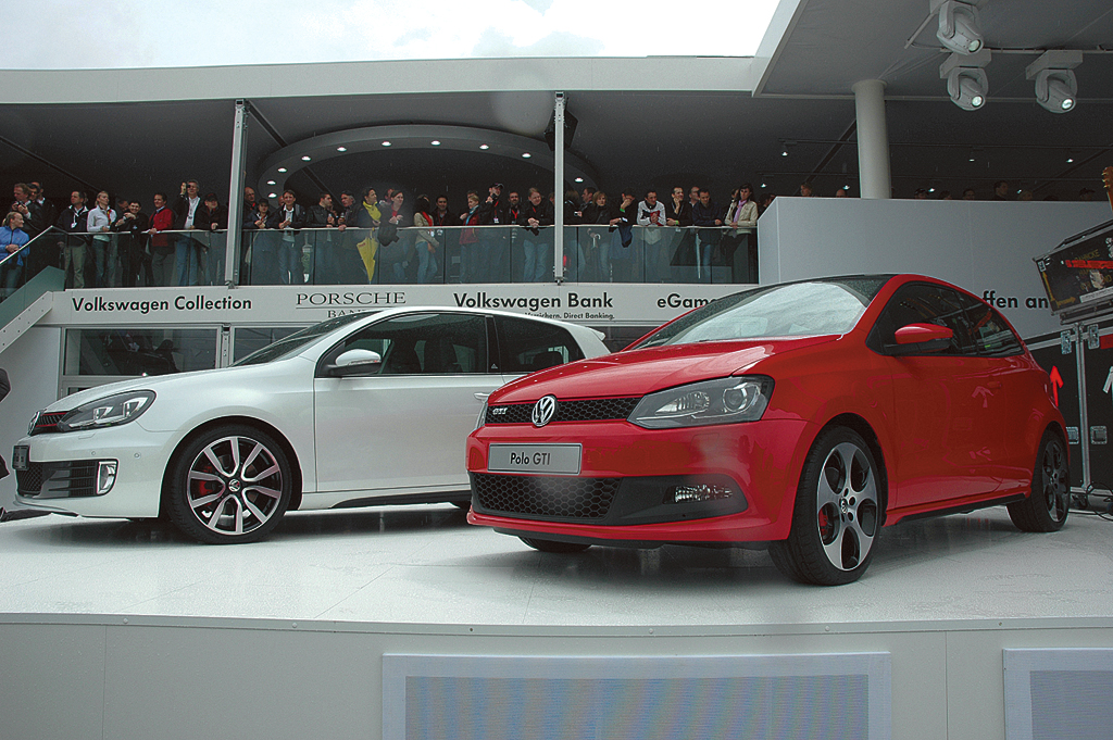 GTI-Treffen am Wörthersee 2010: Golf GTI Adidas, Polo GTI am VW-Stand. 