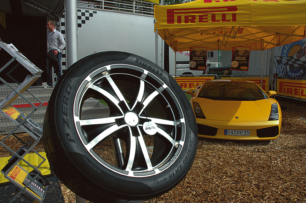 GTI-Treffen am Wörthersee 2010: Sportflitzer und Sportreifen am Pirelli-Stand. 