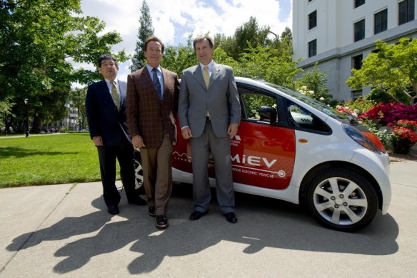 Gouverneur Schwarzenegger testet den Mitsubishi i-MiEV