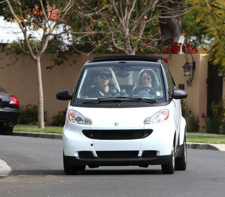 Jennifer Love Hewitt in ihrem Smart, Foto von: celebritycarsblog.com