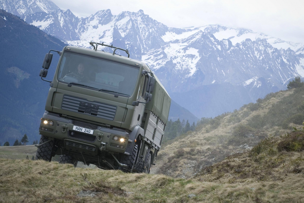 MANs TGM 18.340 im Einsatz. Neben den militarisierten Fahrzeugen der Baureihen TGA, TGM und TGL sind speziell die Baureihen HX und SX für militärische Bedürfnisse entwickelt.