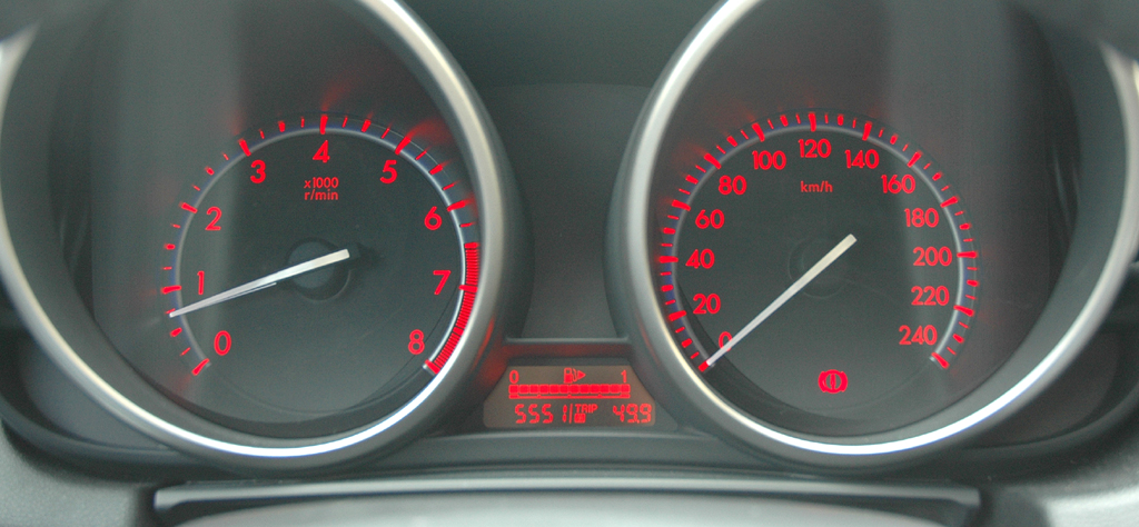 Mazda aktuell: Blick auf die Röhreninstrumentierung im 3er-Sondermodell-Cockpit. 