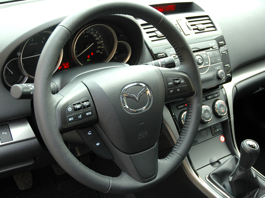 Mazda aktuell: Blick ins 6er-Cockpit beim Kombi. 