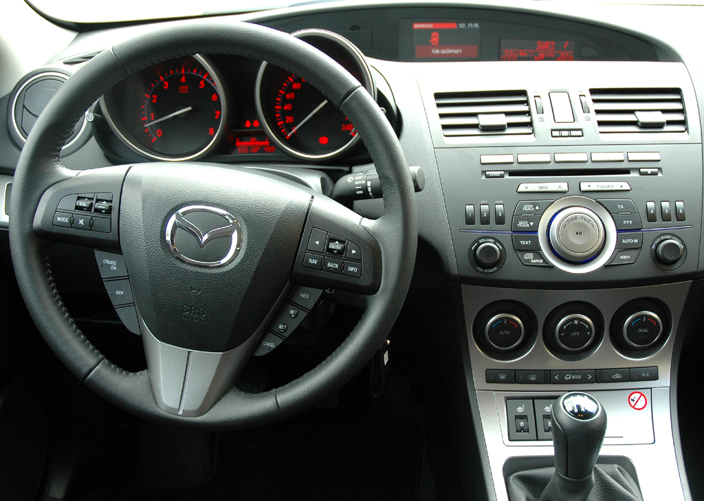 Mazda aktuell: Blick ins Cockpit eines 3er-Sondermodells. 