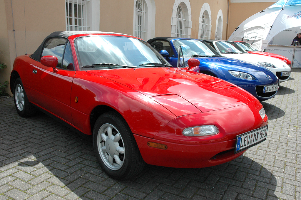 Mazda aktuell: MX-5-Parade mit der ersten Generation vorn in Rot.