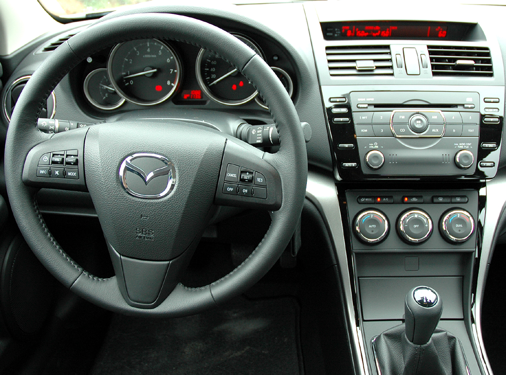 Mazda6: Blick ins Cockpit mit besser ablesbaren Instrumenten.