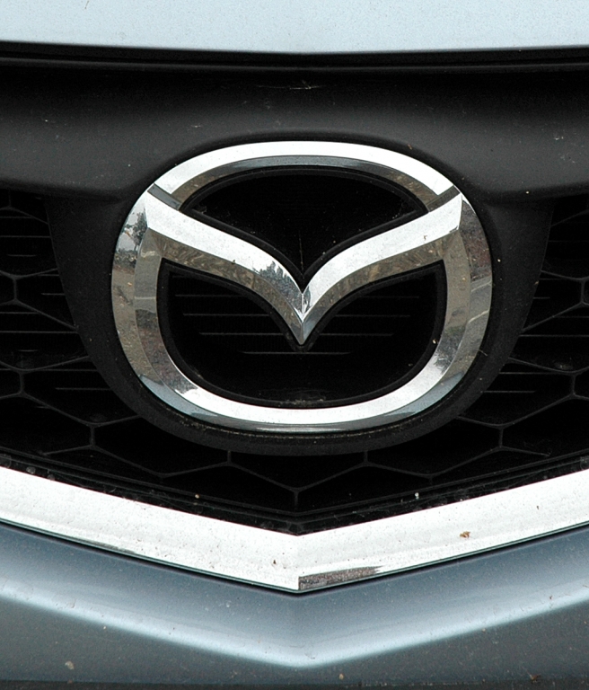 Mazda6: Das Flügelemblem der Marke sitzt im Kühlergrill.