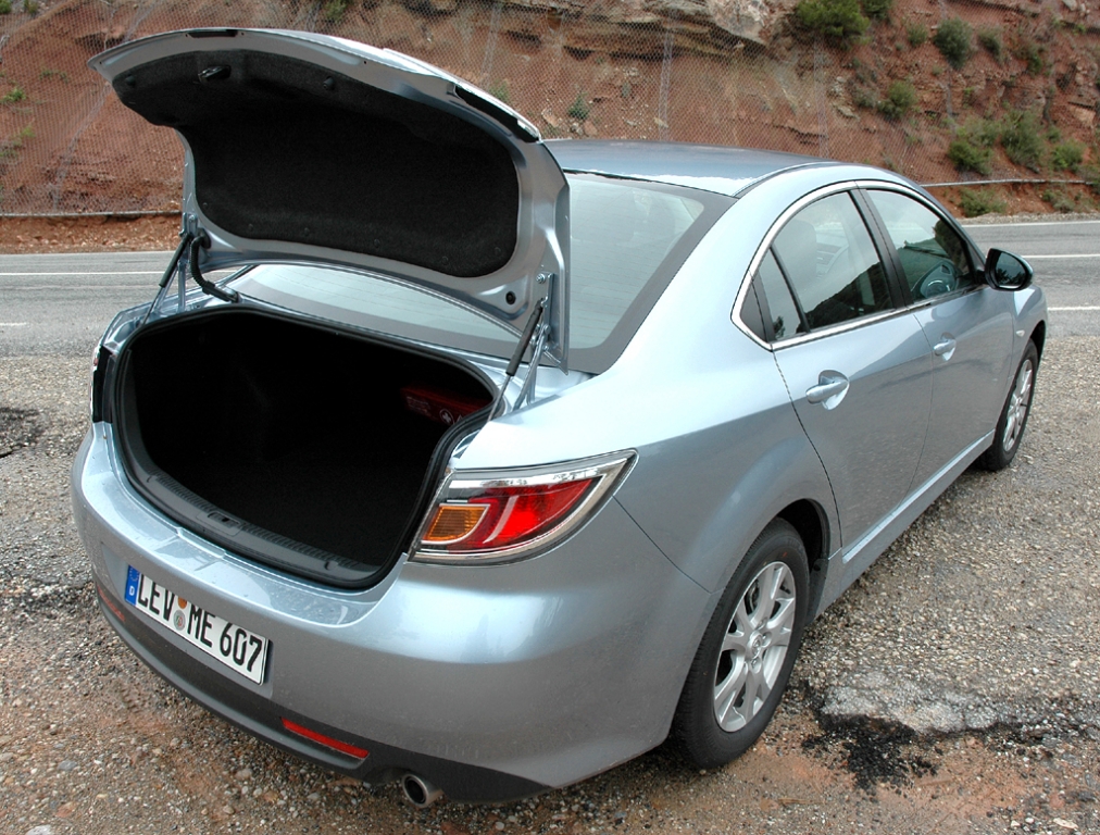 Mazda6: Mit geöffneter Kofferraum-Klappe.