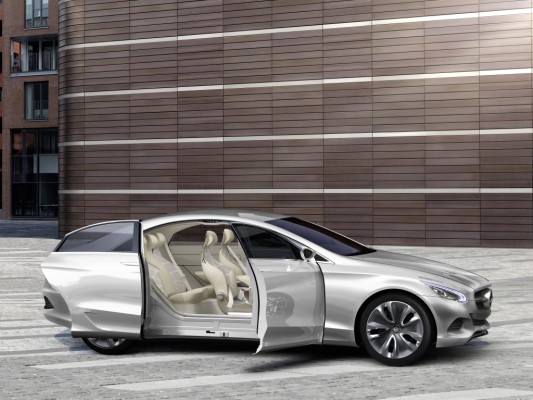 Mercedes-Benz-Museum stellt Forschungsfahrzeug F 800 Style aus