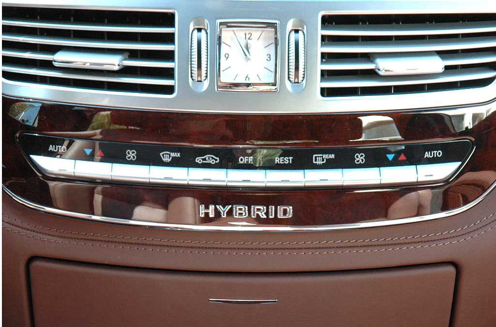 Mercedes S400 Hybrid: Blick auf den mittleren Armaturenträger-Teil. 