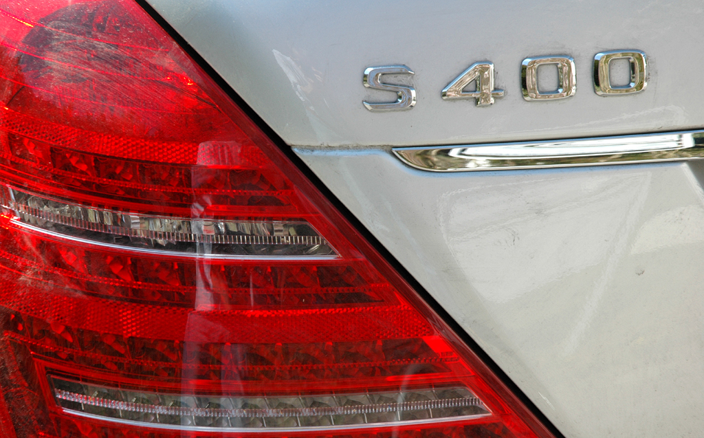 Mercedes S400 Hybrid: Leuchteinheit hinten mit S400-Schriftzug. 