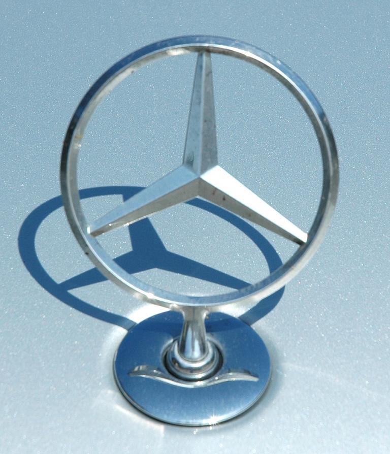 Mercedes S400 Hybrid: Mit Stern auf der Motorhaube. 