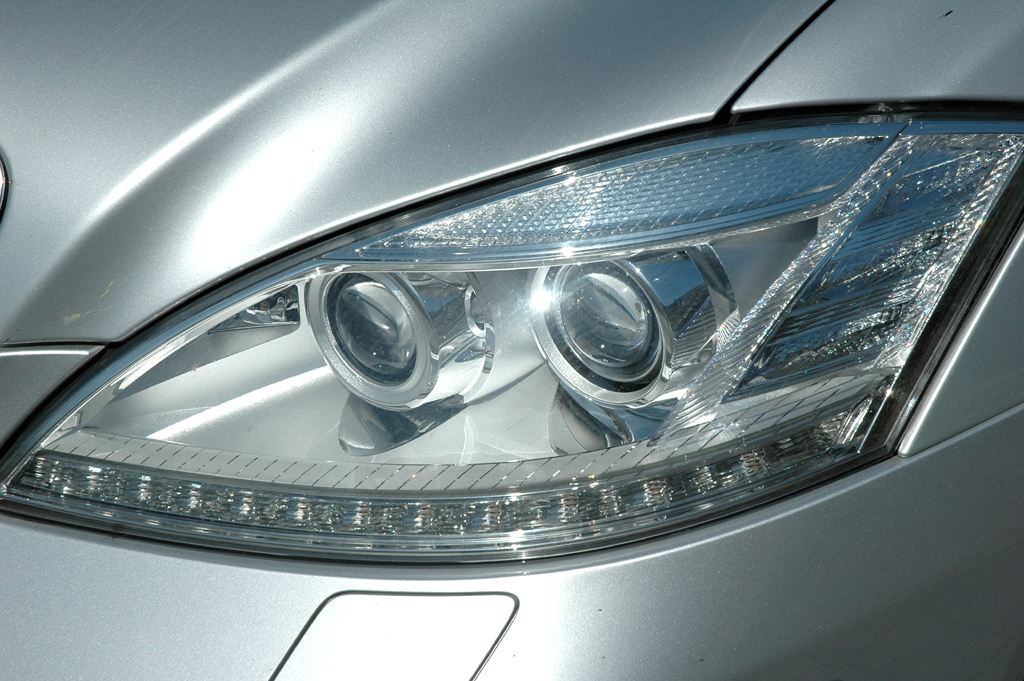 Mercedes S400 Hybrid: Moderne Leuchteinheit vorn. 