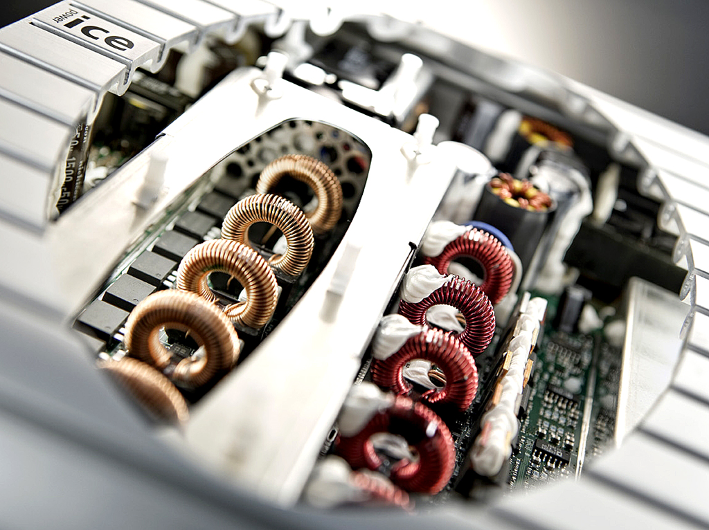 Mercedes-SLS-AMG-Sound: Detailaufnahme vom Intelligent-Compact-Efficient-Verstärker. 