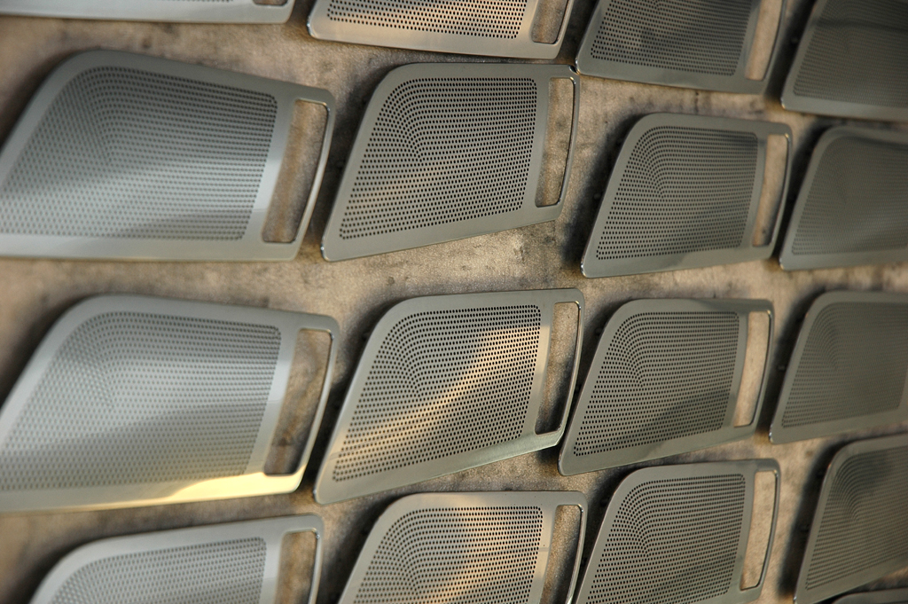 Mercedes-SLS-AMG-Sound: Lautsprecher-Abdeckungen in der Bang-&-Olufsen-Produktion. 