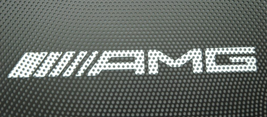 Mercedes-SLS-AMG-Sound: Spezielle AMG-Lautsprecher-Abdeckung. 