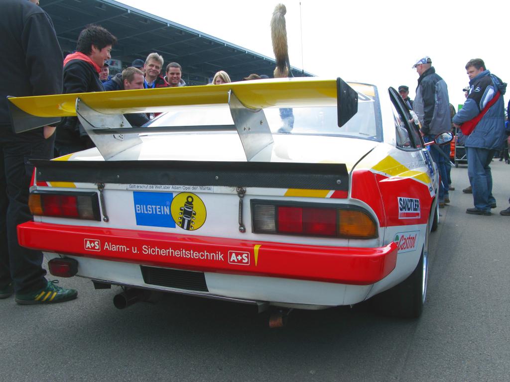 Mit dem Fuchsschwanz beim 24-Stunden-Rennen: Mächtiges Flügelwerk am Opel Manta B.