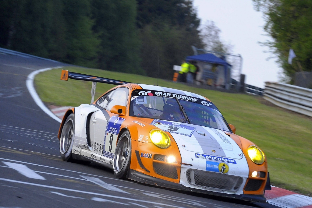 Nach 22 Stunden und 15 Minuten rollte der orange-weiße 911 GT3 R Hybrid in Führung liegend im Streckenabschnitt Metzgesfeld mit Motorschaden aus. 