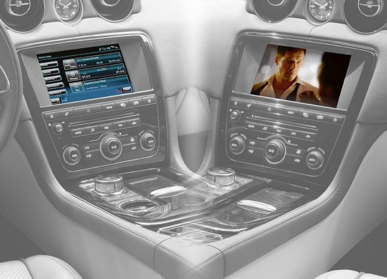 Neue Touchscreen-Bedienung: Videos für den Jaguar-Beifahrer