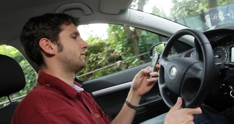 Nur Autofahren reicht nicht - was Menschen hinter`m Steuer noch alles während der Fahrt machen. Bildquelle: http://www.news.de/ratgeber/855049741/luxus-oder-knopf-im-ohr/1/