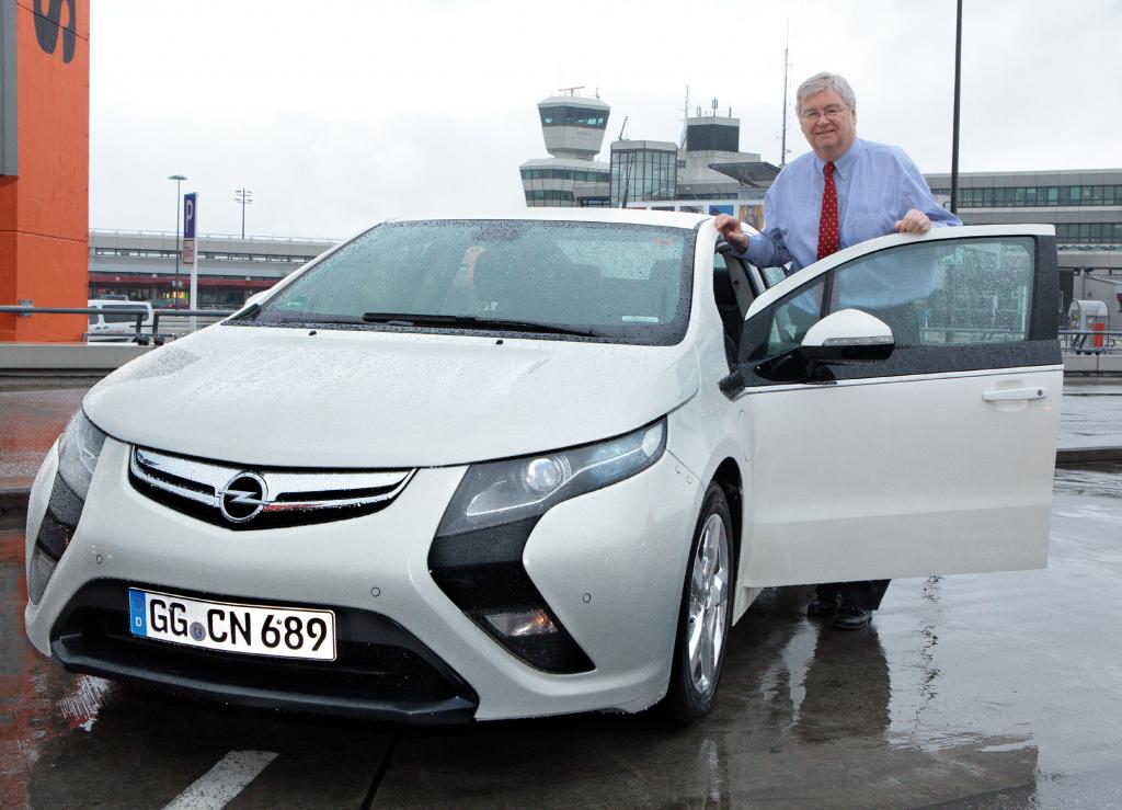Opel-Chef Nick Reilly fuhr im Ampera zum Gipfeltreffen mit Bundeskanzlerin Angela Merkel. 