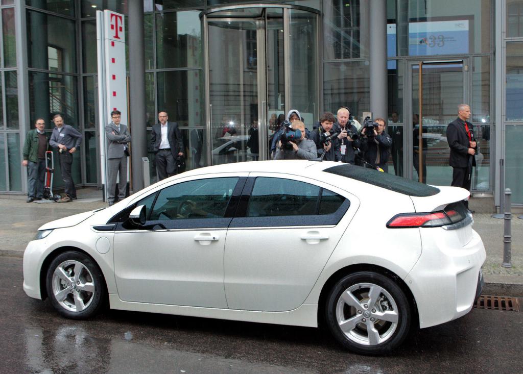 Opel-Chef Nick Reilly fuhr im Ampera zum Gipfeltreffen mit Bundeskanzlerin Angela Merkel. 