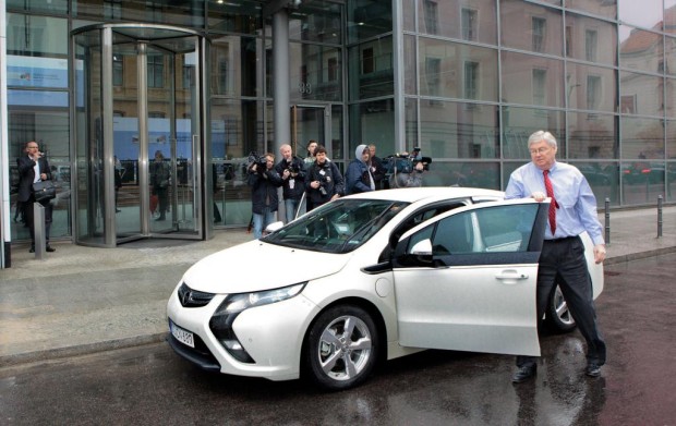 Opel-Chef Nick Reilly kommt im Ampera zum Gipfeltreffen
