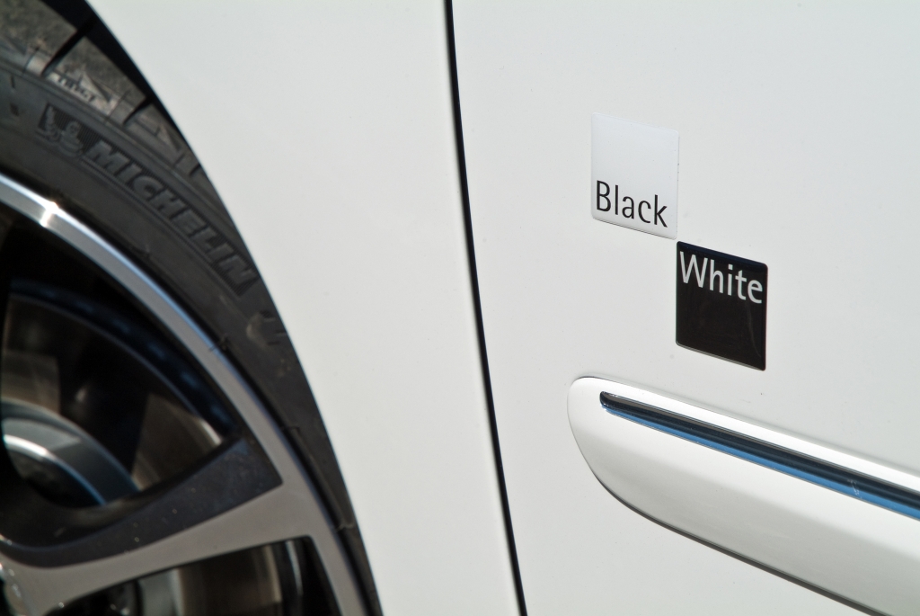 Peugeot 207 CC Black & White Edition.
