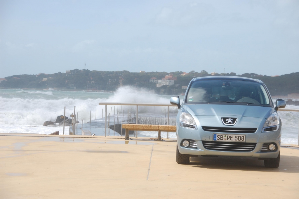 Peugeot 5008 1.6 l 155 THP Premium: Panoramablick auf allen Plätzen
