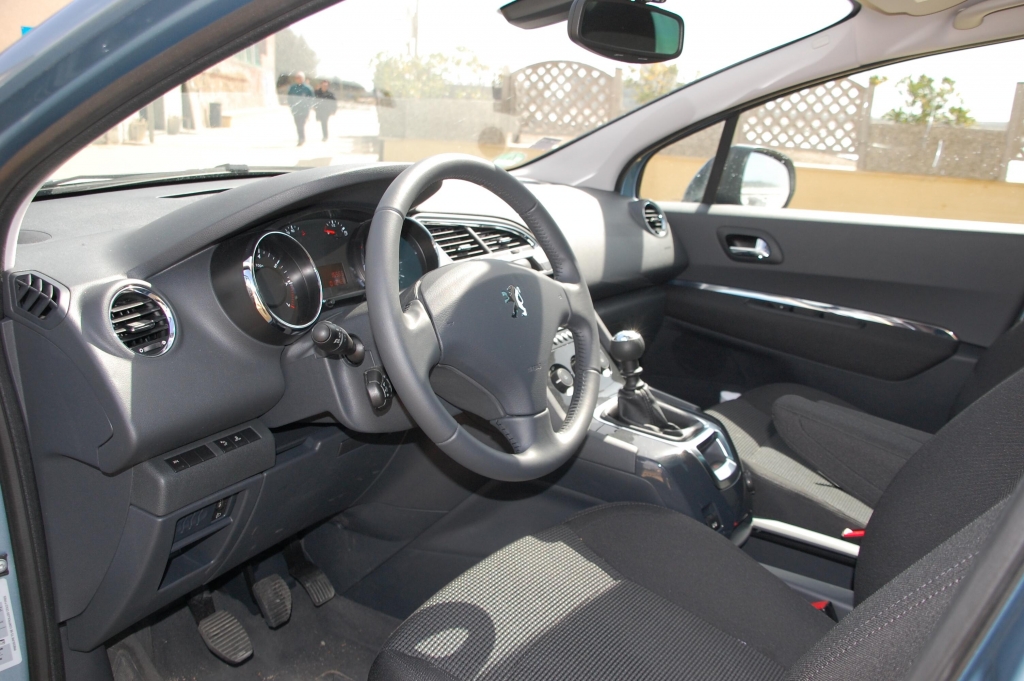 Peugeot 5008 1.6 l 155 THP Premium: Panoramablick auf allen Plätzen