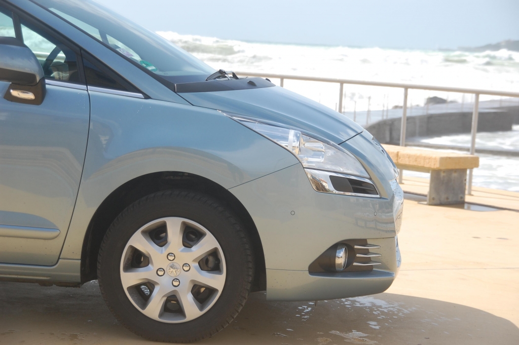 Peugeot 5008 1.6 l 155 THP Premium: Panoramablick auf allen Plätzen
